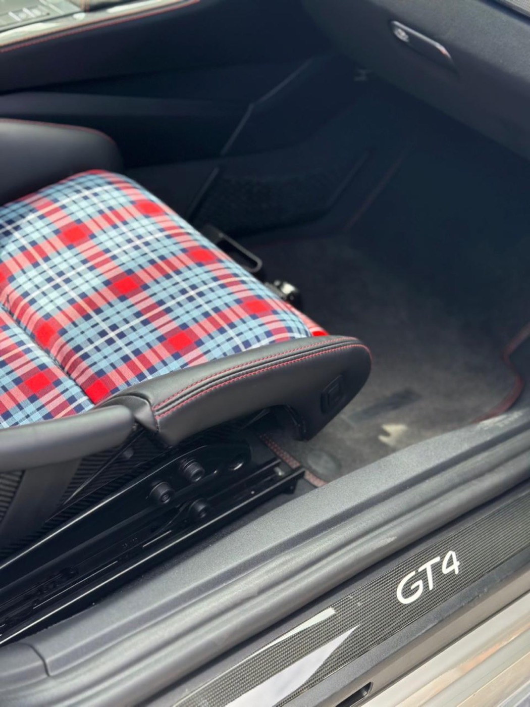 Porsche 718 Cayman GT4 2021 - 22